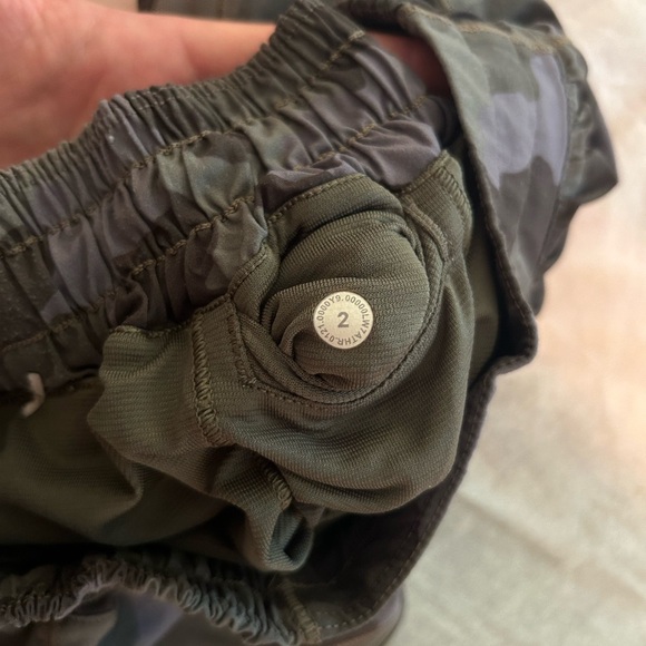 Camo lululemon hot hot shorts - Picture 2 of 3